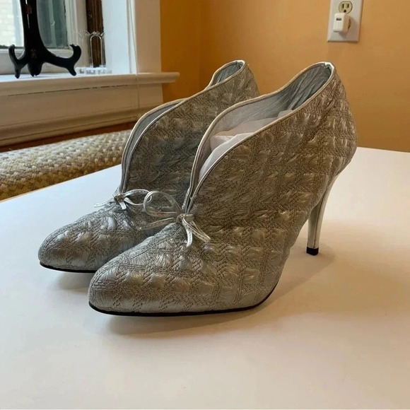 XOXO Silver Metallic Heels Size 8 - Picture 10 of 12
